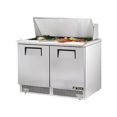 Mesa para preparación de ensaladas/sándwiches de 48" y 2 secciones con base refrigerada, 4 estantes, 115 V