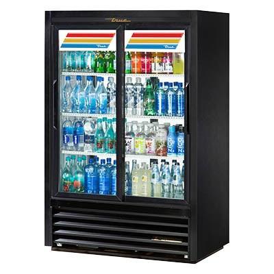 True GDM-33CPT-54-LD Exhibidor refrigerado de dos secciones con puerta de vidrio y puertas corredizas